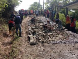 Puluhan Warga Desa Tanjungjaya Kompak Bergerak Swadaya Perbaiki Jalan Desa